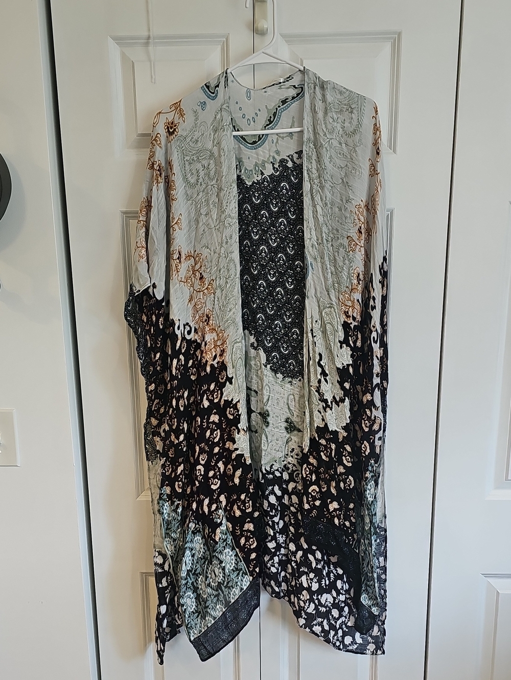 Lightweight Mixed-Print Open Front Cardigan in Black and Cream